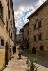 Fototapeta na wymiar Straße in der Altstadt von Anghiari in der Toskana in Italien 