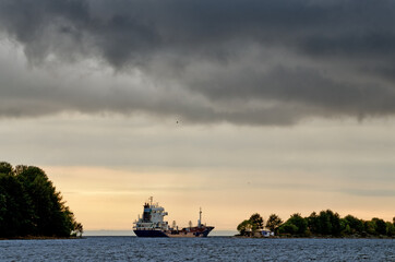 Obraz premium Thunderclouds in the sky over the sea.