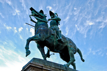 Obraz premium Estatua ecuestre en un pueblo de Extremadura con el cielo azul de fondo