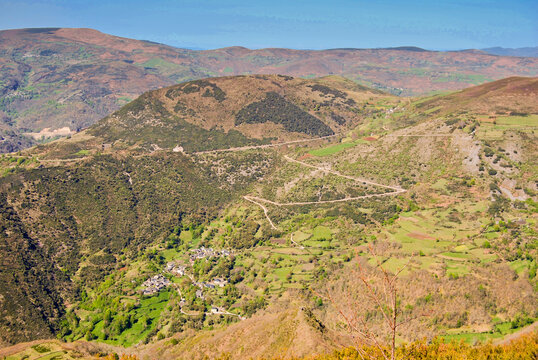 Vista de los valles y monta&ntilde;as de la sierra de o courel en lugo, galicia, espa&ntilde;a