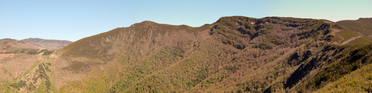 vista panor&aacute;mica de la devesa da rogueria en la sierra de o courel en lugo, galicia, espa&ntilde;a