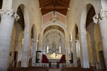 Fototapeta na wymiar Nef romane de la cathédrale du Nebbio à Saint-Florent, Corse