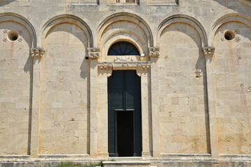 Fototapeta na wymiar Portail de la cathédrale du Nebbio à Saint-Florent, Corse
