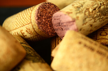 conjunto de corchos de vino tinto, corchos de vino, detalle de corchos de vino tinto