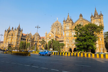 Obraz premium Stacja kolejowa Chhatrapati Shivaji Maharaj Terminus to historyczna stacja końcowa, znana również pod dawną nazwą CSTM i wpisana na Listę Światowego Dziedzictwa UNESCO w Bombaju, Maharasztrze w Indiach.