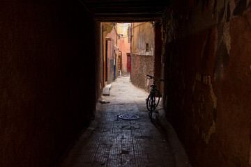 Obraz premium 暗い通り道と自転車