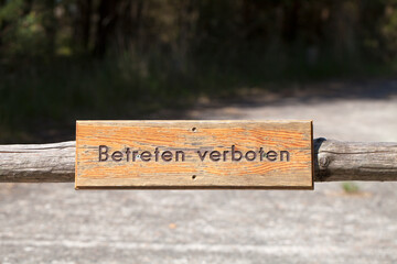 Altes Schild aus Holz mit der Aufschrift 