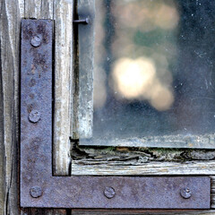 Stare okno - zardzewiałe okucie  - obrazy, fototapety, plakaty