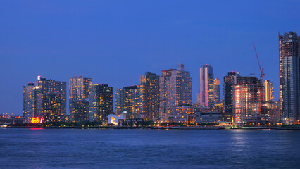 Fototapeta na wymiar landscape queens NY with east river 