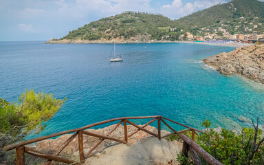 Obraz premium Sentier de bord de mer avec vue sur la ville de Bonassola, ville d'Italie en Ligurie, près des Cinque Terre. 