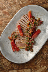 leichtes Grill Rezept mit Schwein, Wassermelone und Chimichurri auf Holztisch mit braunem Hintergrund