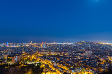 Fototapeta premium View of Barcelona city and costline in spring from the Bunkers in Carmel in the night.