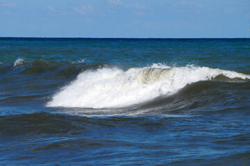 Fototapeta premium big foamy wave at sea on a sunny day