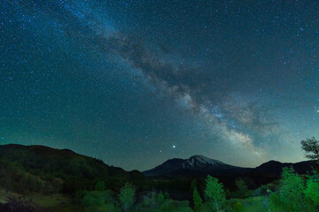 Fototapeta na wymiar Milky Way And Core Rising Over Mount Saint Helens