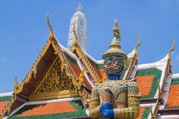 Fototapeta premium Zbliżenie na jeden z posągów yaksha (gigantów) o imieniu Wirunhok strzegący bramy świątyni Szmaragdowego Buddy (Wat Phra Kaew) w Bangkoku w Tajlandii w kompleksie Wielkiego Pałacu