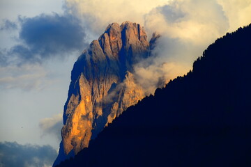 Montagnal tramonto tra le nuvole