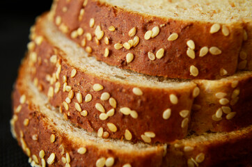 detalle de pan de caja con ajonjolí, rebanadas de pan de caja con ajonjolí, pan de caja para sándwiches, pan de caja