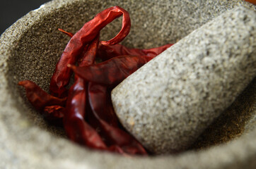Chile de arbol en un molcajete o mortero mexicano chile seco en molcajete o mortero, close up chile...
