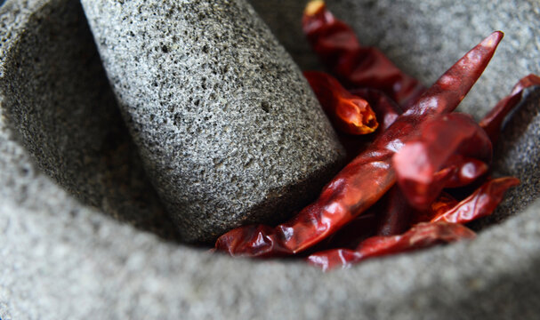 Chile de arbol en un molcajete o mortero mexicano chile seco en molcajete o mortero, close up chile seco, close up molcajete mexicano, mortero