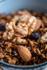 Primer plano de frutos secos, nueces, avena y pasas morenas. Alimento saludable. Rico desayuno.      