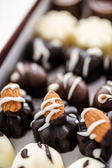 Primer plano de bombones de chocolate con leche, chocolate blanco y chocolate amargo, acomodados en...