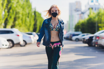 Street shaabi dance and urban dancer concept - Cheerful belly dancer dancing with arabic music on the street.