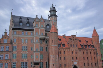 Fototapeta na wymiar Dom Towarzystwa Przyrodniczego z XVI wieku i Brama Mariacka z XV wieku nad Motławą w Gdańsku.