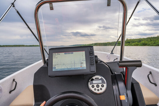 Motorboot auf einem leeren See mit Echolot zur Fischsuche f&uuml;r Angler