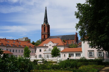 Obraz premium Gertraudenpark mit Kirche in der Gubener Vorstadt von Frankfurt (Oder)