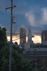 Fototapeta premium Cleveland Ohio Skyline During a cloudy fall sunset dramatic
