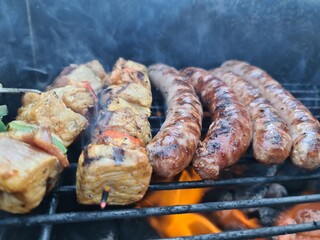 Grillfleisch Bratwurst und Spieße auf einem Grill