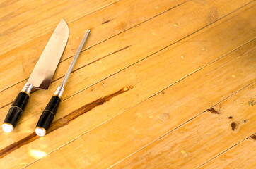 Faca e chaira sobre a mesa © Pedro