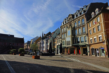 Fototapeta na wymiar Place de la Réunion â Mulhouse, un matin ensoleillé