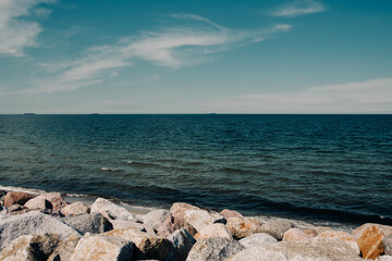 Piękny widok na spokojne morze Bałtyckie i niebieskie niebo