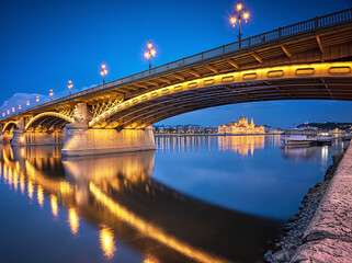 Naklejka na ściany i meble Margaret Bridge in Budapest