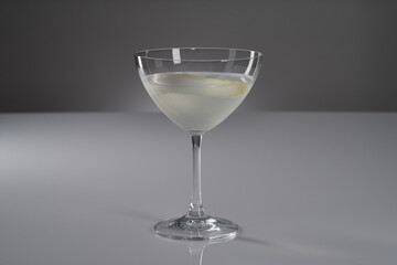 Spargel Martini auf weißer reflektierender Oberfläche mit grauem Hintergrund