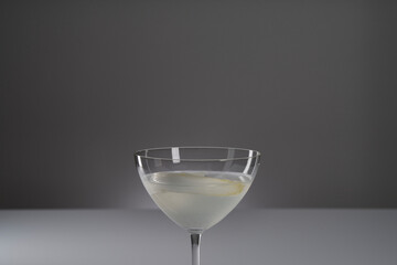 Spargel Martini auf weißer reflektierender Oberfläche mit grauem Hintergrund
