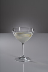 Spargel Martini auf weißer reflektierender Oberfläche mit grauem Hintergrund