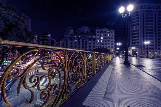 Noite no centro hist&oacute;rico de S&atilde;o Paulo, Viaduto Santa Ifig&ecirc;nia, S&atilde;o Paulo, Brasil. 