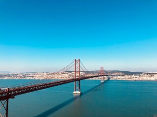 Puente sobre el río en la ciudad de Lisboa