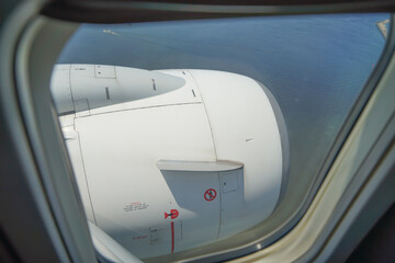 飛行機の窓から見下ろすジェットエンジン