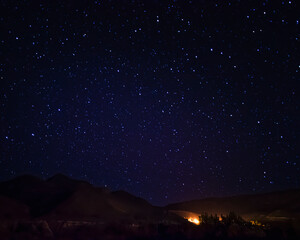 Naklejka premium fotografia nocturna, cielo azul con estrellas