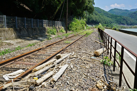令和2年7月豪雨後の熊本県の球磨川、球磨川沿いを走る肥薩線線路の風景、豪雨で線路上に打ち上げられた流木の風景、