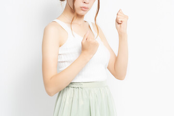 パンチのジェスチャーをする若い女性