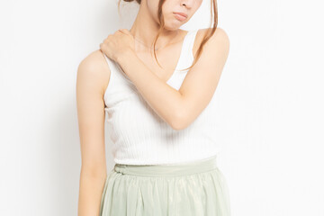 肩に手を当てる若い女性