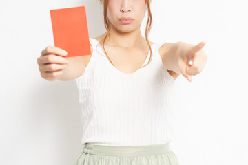 レッドカードを手に持つ若い女性