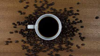 Taza de cafe caliente y granos de cafe