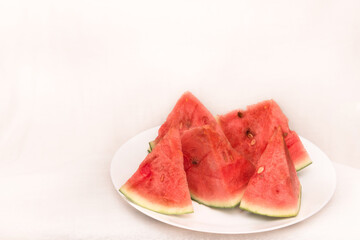 日本の夏の果物切り分けた赤いスイカ