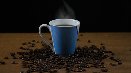 Taza de cafe caliente y granos de cafe