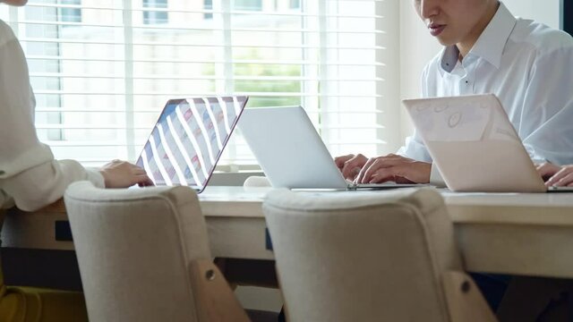 オフィスで作業する人々　チームワーク　スローモーション